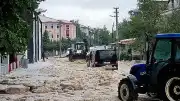 Afyonkarahisar'da Şiddetli Dolu Yağışı Hayatı Felç Etti: Yollar Kapandı, Bahçeler Zarar Gördü