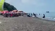 Düzce Akçakoca'da Motorlu Yamaç Paraşütü Kazası: Sahildeki 3 Kişi Yaralandı