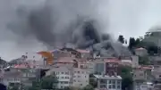 İstanbul Fatih'te Bina Yangını: Alevler Çevredeki Araçlara Sıçradı