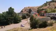 Elazığ'da Yolcu Treni ile Otomobil Çarpıştı: Kaza Anı Kamerada