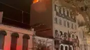 Fatih'te bir binanın çatısındaki baz istasyonunda yangın meydana geldi