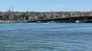 Haliç'te Tur Teknesi Köprü Ayağına Çarptı: Bir Personel Denize Düştü