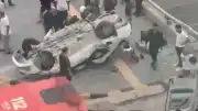 İskenderun'da Trafik Kazası: Bariyerlere Çarpan Otomobil Takla Attı, 2 Ölü, 3 Yaralı