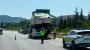 İzmir'de İlginç Kaza: Otomobil Tekne Taşıyan Çekiciye Çarptı