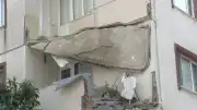 Küçükçekmece'de 5 Katlı Binanın Balkonu Çöktü: Bina Tahliye Edildi