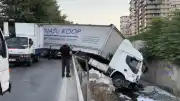 Esenler'de Halı Yüklü Tır Dereye Devrildi: 1 Yaralı