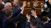 Kosova Meclisi'nde Milletvekili, Başbakan'a Yumurta Fırlattı