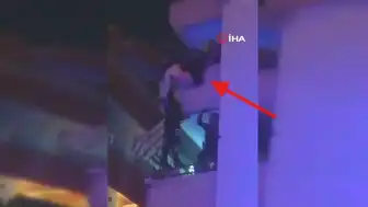Balkondan Sarkan Kişi Polis Tarafından Kurtarıldı