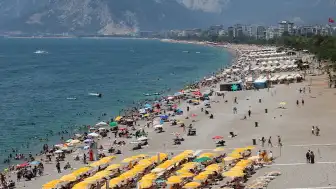 Antalya'da Sahiller Sıcak Hava Nedeniyle Doldu