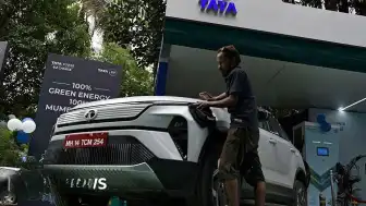 Hindistan'da Yüksek Yakıt Fiyatları Elektrikli Araçlara Olan İlgiyi Artırıyor Ancak Engeller Devam Ediyor