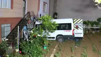 Çekmeköy'de servis minibüsü evin bahçesine girdi: 1 kişi hayatını kaybetti