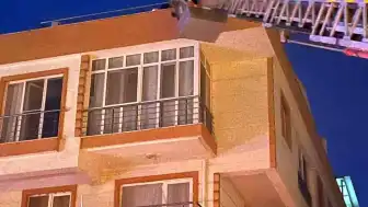 Çanakkale Lapseki'de Apartman Yangınında 4 Kişi Çatıdan Kurtarıldı