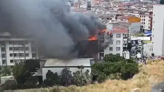 Esenyurt'ta 5 Katlı Binanın Çatısında Başlayan Yangın 4 Binaya Daha Sıçradı