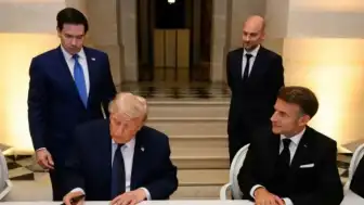 Versay Sarayı'nda Tarihi İmza: Trump ve Macron Arasındaki Görüşmede Gece Yarısı Yaşanan Yazıcı Krizi