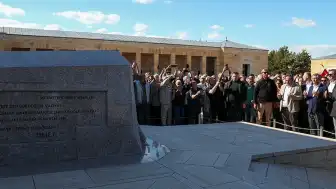 Özgür Özel'den Anıtkabir Ziyareti ve İsmet İnönü'ye Vefa
