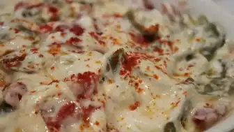 Biber Borani Tarifi: Türk Mutfağının Hafif ve Lezzetli Mezesi Nasıl Yapılır?