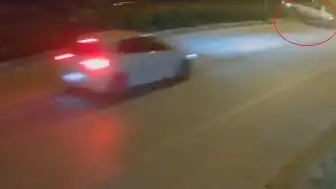 Bursa'da Takla Atan Otomobil Sürücüsüne Esnaf Yardım Etti, Kaza Anı Kamerada