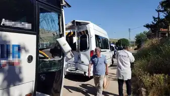 Kırşehir'de İşçi Servisi ile Minibüs Çarpıştı: 42 Yaralı