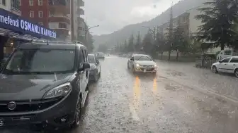 Gümüşhane'de Şiddetli Sağanak ve Dolu: Caddeler Sular Altında Kaldı, Kaya Parçaları Apartmana İsabet Etti