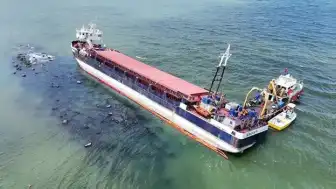 Karasu'da Karaya Oturan Gemideki Gübre Tahliyesi Başladı