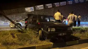 Zonguldak Alaplı'da İki Otomobil Çarpıştı: Araç Metrelerce Sürüklendi