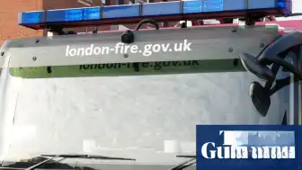 Doğu Londra'da Demiryolu Şevinde Büyük Yangın: 100'den Fazla İtfaiyeci Müdahale Ediyor