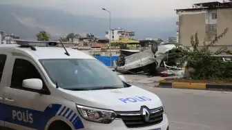 Hatay İskenderun'da otomobilin devrilmesi sonucu 2 kişi yaşamını yitirdi, 3 kişi yaralandı