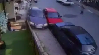 İstanbul Arnavutköy'de Kontrolden Çıkan Araç Bebek Arabası ve Sandalyedeki Vatandaşa Çarptı