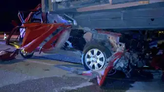 Tokat'ta otomobilin tır dorsesine çarpması sonucu meydana gelen kazada 1 kişi ağır yaralandı