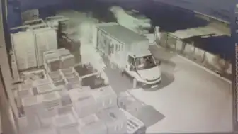 Afyonkarahisar'da Kamyonet Traktöre ve Tesise Çarptı: 1 Ölü, 3 Yaralı