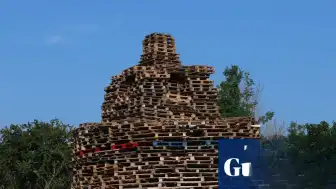 Belfast'ta Ateş Yakma Etkinliği Sırasında Düşen Adam Hayatını Kaybetti
