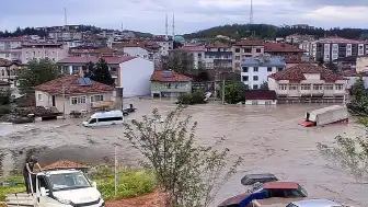 5 İlde Sağanak Etkili Oldu: Bodrum Katları ve Araçlar Sular Altında Kaldı