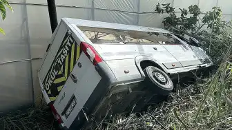 Alanya'da okul servisi bahçeye devrildi: 6 öğrenci yaralandı