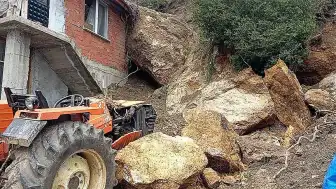 Amasya'da Heyelan: Ev ve Traktör Kaya Parçalarının Altında Kaldı