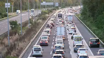 Anadolu Otoyolu Düzce Geçişinde Bayram Dönüşü Yoğun Trafik