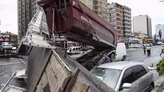 Ankara'da Damperi Açık Tır Üst Geçide Çarparak Yıkılmasına Neden Oldu: 3 Yaralı