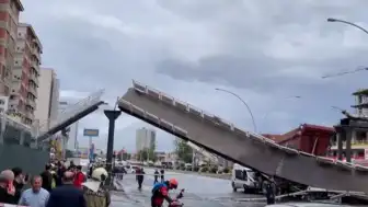 Ankara'da Üst Geçide Çarpan Kamyon Yıkıldı: 3 Yaralı
