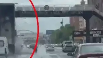 Ankara'da Üst Geçit Kamyon Damperine Çarparak Yola Yıkıldı: 3 Yaralı
