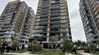 Apartman Sakini, Asansördeki Kişileri Kurtarmak İsterken Boşluğa Düşerek Hayatını Kaybetti