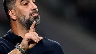 Arda Turan'ın Maçında Siren Sesleri: Oyun Durdu, Sahadan Çekilme Yaşandı