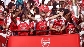 Arsenal, 22 Yıl Aradan Sonra Gelen Şampiyonluğu Taraftarıyla Kutladı