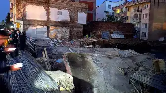 Balıkesir'de Temel Kazısı Sırasında 3 Katlı Bina Yıkıldı