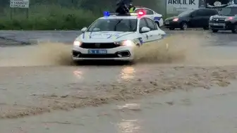 Bartın'da Irmak Taştı, Kara Yolu Ulaşıma Kapandı