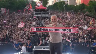Batman Petrolspor'un Şampiyonluk Kutlamalarına Ünlü İsimler Akın Etti