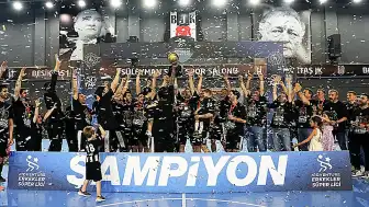 Beşiktaş Hentbol Takımı Şampiyonluk Kupasını Aldı, İki Oyuncu Veda Etti