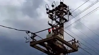 Bolu'da Elektrik Direğine Yıldırım İsabet Etti