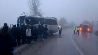 Bolu'da Tanker ve Yolcu Minibüsü Çarpıştı: 3 Ağır Yaralı