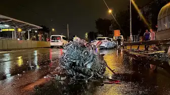 Bursa'da Kontrolden Çıkan Otomobil Refüj ve Bariyerlere Çarptı: 1'i Ağır 2 Yaralı