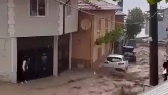 Bursa'da Şiddetli Sağanak Sele Neden Oldu: Evleri Su Bastı, Çatı Çöktü