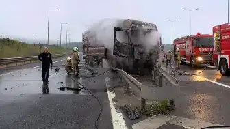 Çekmeköy'de Bariyerlere Çarpan TIR Alev Aldı: Sürücü Hafif Yaralandı